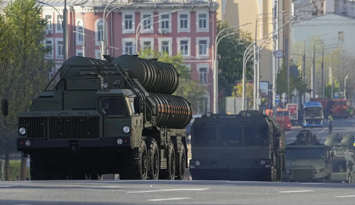 Sebuah sistem rudal anti-pesawat S-400 Rusia meluncur menuju Lapangan Merah (Red Square) untuk menghadiri gladi bersih parade militer Hari Kemenangan di Moskow, Rusia, Minggu (7/5/2023). Parade akan berlangsung di Lapangan Merah Moskow pada 9 Mei untuk merayakan 78 tahun kemenangan dalam Perang Dunia II. (AP Photo)