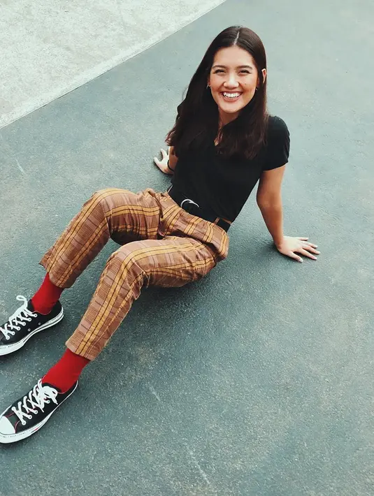 Penampilannya satu ini juga turut membuat para netizen justru gemas. Paduan kaos hitam dengan celana panjang motif kotak ini memberikan kesan vintage yang sangat cocok dikenakan oleh Monita. (Liputan6.com/Instagram/@monitatahalea)