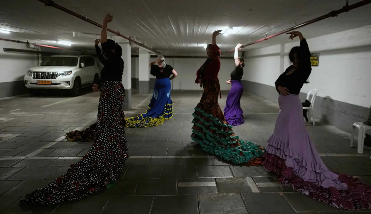 Momen ini memperlihatkan ketahanan mental warga sipil di tengah eskalasi konflik antara Israel, Amerika Serikat, dan Iran yang terus memanas sejak akhir Februari lalu. Tampak dalam foto, sekelompok siswa flamenco menari di garasi parkir bawah tanah setelah kelas studio mereka terganggu oleh sirene serangan udara yang memperingatkan datangnya rudal dari Iran, di Tel Aviv, Israel, Senin 30 Maret 2026. (AP Photo/Ohad Zwigenberg)