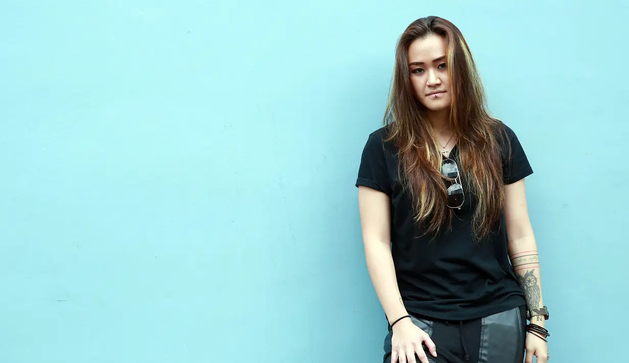 Ketika ditanya mengenai kerja sama yang sedang digarap, keduanya kompak tidak mau menjelaskan lebih jauh. "Time will tell. We're life and gonna be happy," tandas Vanesha sambil melihat ke arah Sheila Marcia. (Deki Prayoga/Bintang.com)