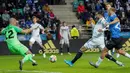 Gelandang Jerman, Emre Can, melepaskan tembakan saat melawan Estonia pada laga Kualifikasi Piala Eropa 2020 di Talinn, Minggu (13/10). Estonia kalah 0-3 dari Jerman. (AFP/Janek Skarzynski)