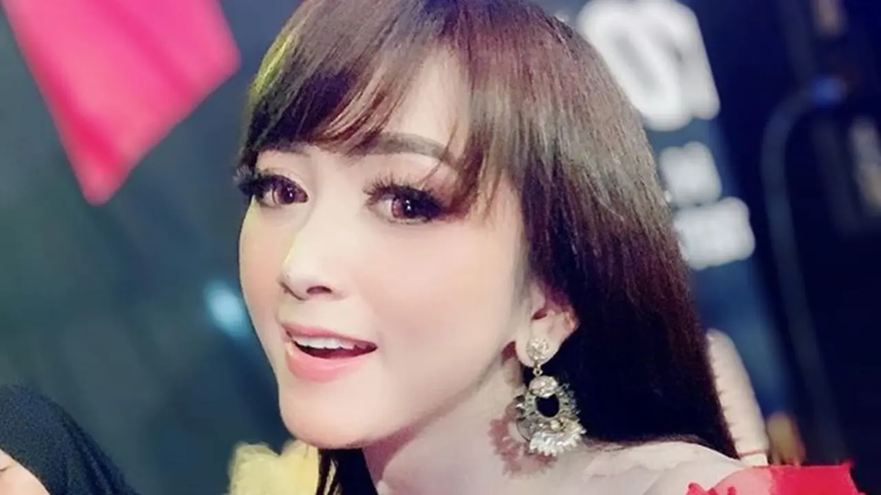 6 Pesona Angely Emitasari, Pedangdut Asal Lamongan yang Kini Jadi Kepala Desa
