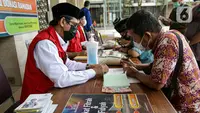 Umat muslim membayar zakat fitrah kepada amil zakat di Masjid Istiqlal, Jakarta, Jumat (7/5/2021). Panitia Zakat Masjid Istiqlal mulai membuka layanan pembayaran zakat fitrah dengan pembayaran senilai Rp 50 ribu atau 3,5 liter beras. (Liputan6.com/Faizal Fanani)
