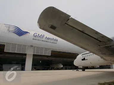 Pesawat terparkir di depan bengkel pesawat atau hanggar terbesar di dunia milik PT Garuda Maintenance Facility di area Bandara Soekarno-Hatta, Tangerang, Senin (28/9). Pembangunan hanggar ini menelan biaya puluhan juta dolar AS.(Liputan6.com/Angga Yuniar)