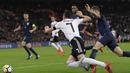 Gelandang Jerman, Julian Draxler, beradu cepat dengan bek Inggris, Kieran Tripper, pada laga persahabatan di Stadion Wembley, London, Jumat (10/11/2017). Kedua negara bermain imbang 0-0. (AP/Matt Dunham)