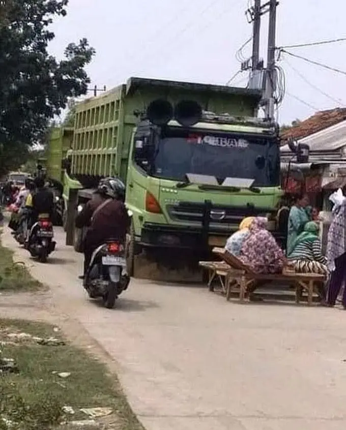 10 Potret Kocak Emak Emak Pergi Liburan Naik Kendaraannya Nekat Banget Sampai Motoran Bonceng