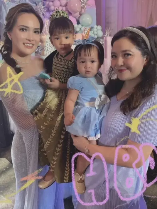 Tasya Kamila yang mengenakan dress plisket ungu membawa putrinya yang menggemaskan dengan dress biru mirip Cinderella. [@tasyakamila]