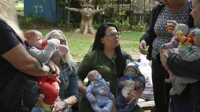 Sekelompok wanita berkumpul di sebuah taman untuk mempererat hubungan dan memamerkan boneka bayi realistis, di Sao Paulo, Sabtu, 24 Mei 2025. (Foto AP/Andre Penner)