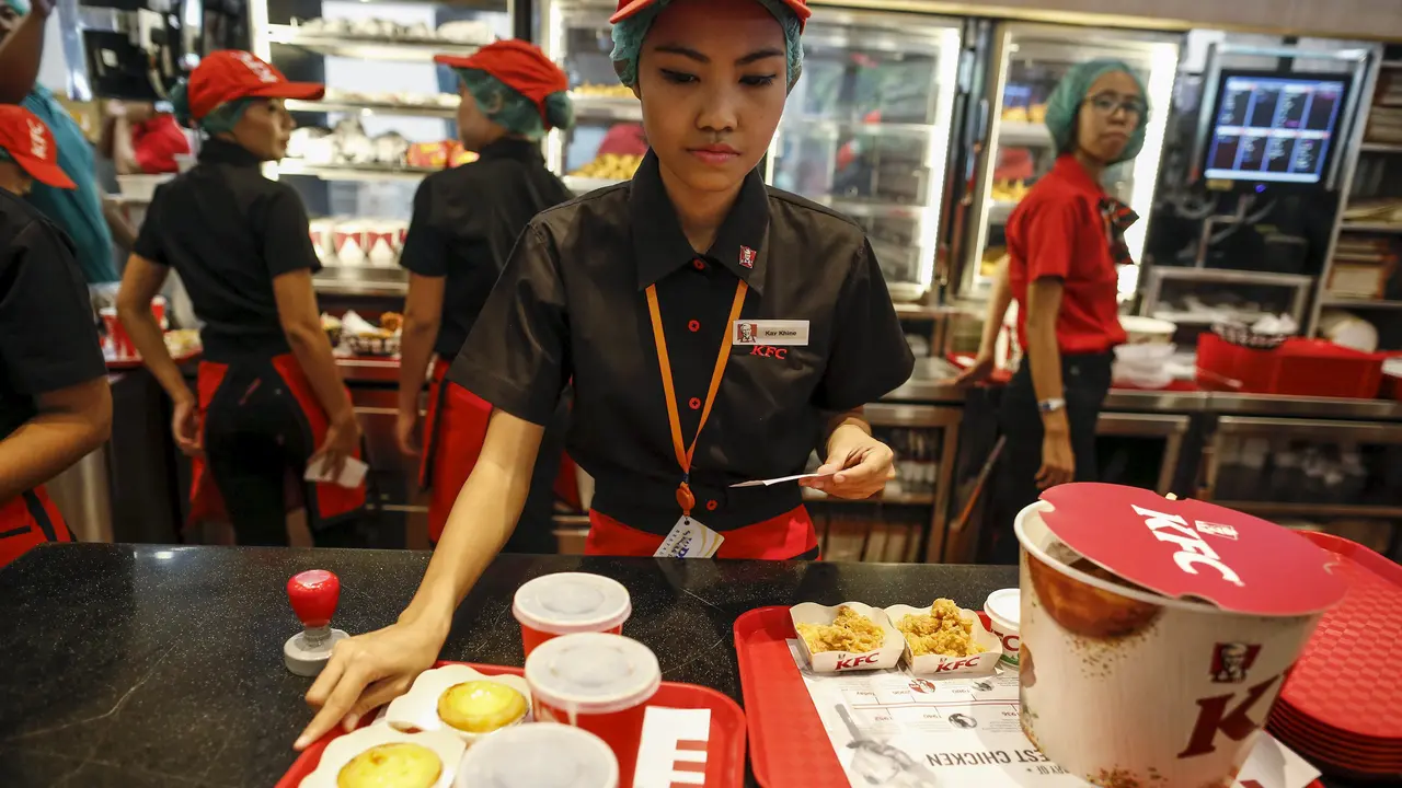 KFC pertama di buka di Yangon, Myanmar. (Reuters)