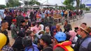 Anggota tim SAR membantu warga mengungsi pasca banjir di Serang, Provinsi Banten (1/3/2022).  Berdasarkan data sementara dari Polres Serang Kota, ada 20 titik banjir yang merendam pemukiman warga di Kota Serang. (AFP/Dziki Oktomauliyadi)