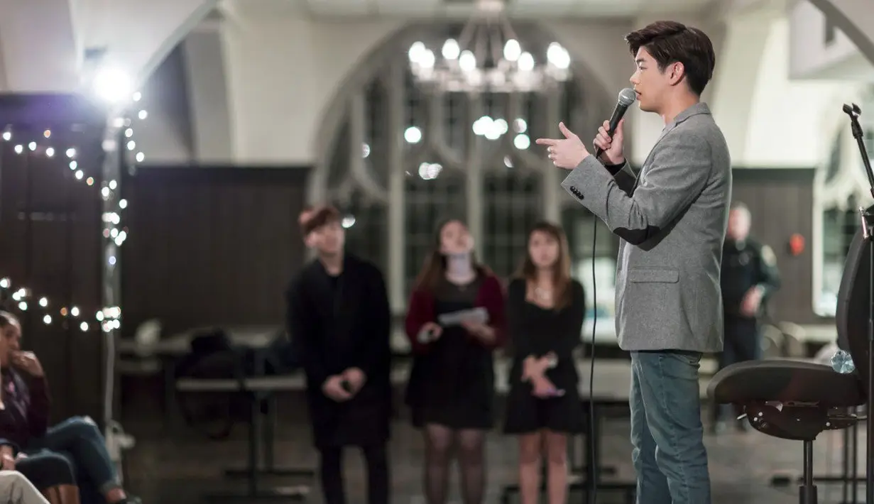 Eric Nam lulus cum laude di Boston College dengan jurusan studi international. Ia sempat menjadi analis bisnis di New York sebelum mengejar kariernya sebagai idol. (Foto: allkpop.com)