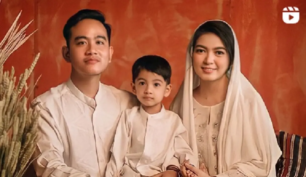Foto keluarga yang manis dari Gibran dan Selvi bersama sang buah hati. Ketiganya kompak mengenakan busana yang santun bernuansa serba putih. [Foto: Instagram/doleytobing]