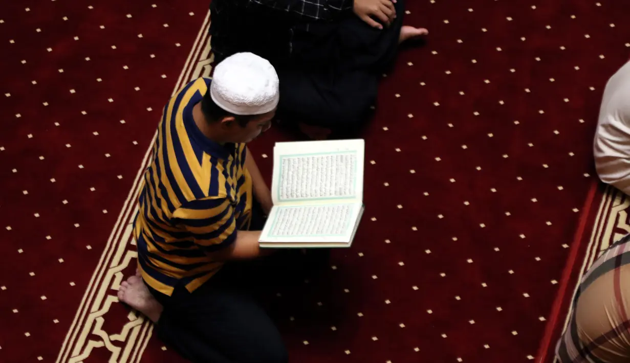 Pelataran Masjid Istiqlal didatangi orang berbusana muslim yang tampak rapi dan bersiap memasuki masjid. (Liputan6.com/Helmi Fithriansyah)