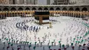 Sejumlah jemaah saling jaga jarak saat melakukan tawaf mengelilingi Ka'bah di dalam Masjidil Haram saat melakukan rangkaian ibadah haji di Kota Suci Mekkah, Arab Saudi, Rabu (29/7/2020).  Karena pandemi COVID-19, pemerintah Saudi hanya membolehkan sekitar 10.000 orang. (Saudi Media Ministry via AP)