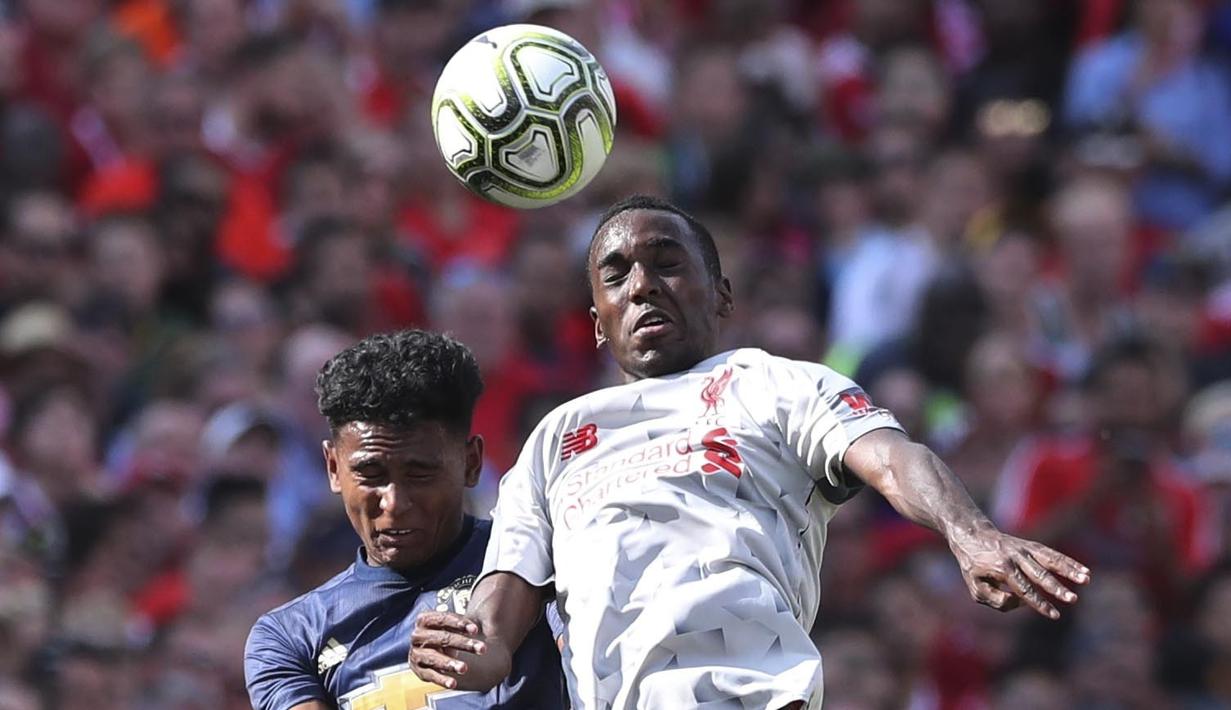 Gelandang Liverpool, Demetri Mitchell, duel udara dengan pemain Manchester United, Rafael Camacho, pada laga ICC 2018 di Stadion Ann Arbor, Michigan, Minggu (29/7/2018). Liverpool menang 4-1 atas Manchester United. (AP/Carlos Osorio)