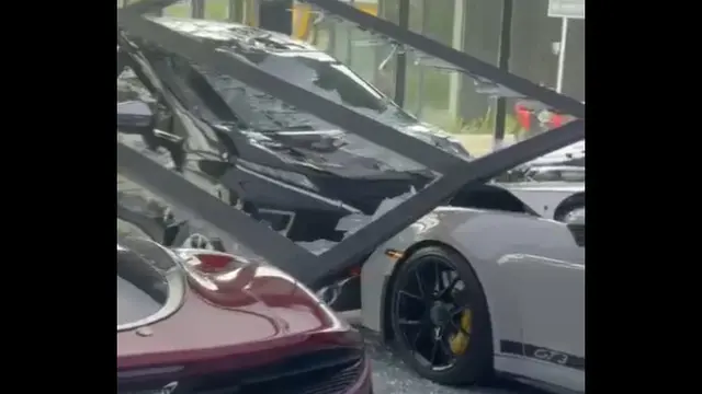 Mitsubishi Xpande menabrak Porsche 911 GT3 2023 di Showroom Ivan's Motor. (Sumber: X/@innovacommunity)