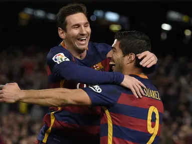 Luis Suarez (kanan) merayakan gol ke gawang Clta Vigo bersama rekannya Lionel Messi pada lanjutan La Liga Spanyol di Stadion Camp Nou, Barceloa, Senin (15/2/2016) dini hari WIB.  (AFP/Lluis Gene)