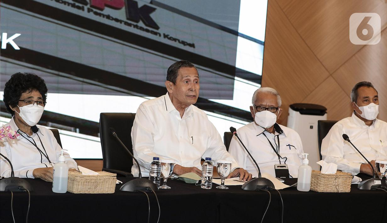 Ketua Dewan Pegawas KPK Tumpak Hatorangan Panggabean (kedua kiri) bersama para anggota Syamsuddin Haris, Harjono, Albertina Ho dan Indriyanto Seno menyampaikan konferensi pers di Gedung ACLC KPK, Jakarta, Senin (9/1/2022). Dewas KPK menerima sebanyak 477 surat, baik dari internal maupun pihak eksternal, sepanjang tahun 2022. Di mana, dari 477 surat tersebut, 96 di antaranya merupakan laporan pengaduan masyarakat. (Liputan6.com/Johan Tallo)