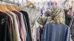 Warga memilih pakaian yang dijual di Pasar Tanah Abang, Jakarta, Minggu (1/12/2024). (Liputan6.com/Herman Zakharia)