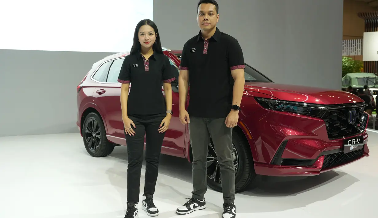 Seragam beraksen tenun ikat ini akan digunakan oleh para wiraniaga Honda di seluruh dealer di berbagai daerah untuk memberikan rasa bangga atas budaya Indonesia. Yessy Anastasia selaku PR and Event Dept. Head PT Honda Prospect Motor mengatakan seragam ini merepresentasikan filosofi ‘Three Joys’ dari Honda yang salah satunya adalah kesenangan untuk menjual produk-produk Honda.” [Honda]