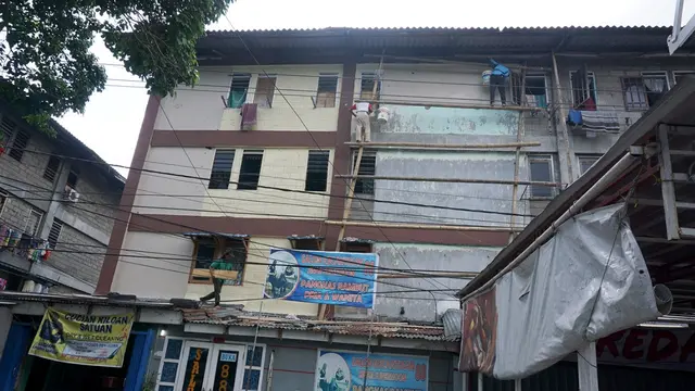 Kumuhnya Rumah Susun Palembang di Tengah Tumpukan Sampah