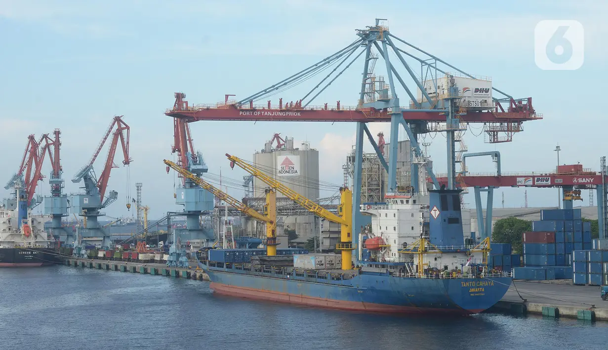Sebuah kapal bersandar di Pelabuhan Tanjung Priok, Jakarta, Jumat (4/12/2020). Perbaikan kinerja ekspor dari Kuartal II sebesar minus 11,7 persen menjadi minus 10,8 persen di Kuartal III dan kuartal IV menjdi pijakan untuk perbaikan ditahun 2021. (merdeka.com/Imam Buhori)