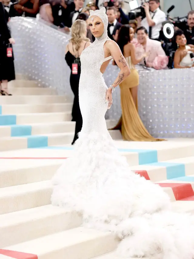 15 Selebriti dengan Busana Terbaik di Met Gala 2023, Anne Hathaway hingga Rihanna