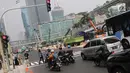 Petugas mengatur lalu lintas di pelican crossing di kawasan Thamrin, Jakarta, Minggu (29/7). Pelican crossing di kawasan Thamrin sudah bisa di gunakan pengganti JPO yang akan dibongkar. (Liputan6.com/Herman Zakharia)