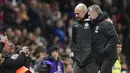 Pelatih Manchester City, Pep Guardiola berbincang dengan pelatih Manchester United, Ole Gunnar Solskjaer, pada laga Piala Liga Inggris di Stadion Old Trafford, Rabu (8/1/2020). Manchester United kalah 1-3 dari Manchester City. (AP/Jon Super)