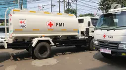 Truk tangki bantuan dari IFRC di Markas PMI Pusat, Jakarta, Jumat (17/1/2020). IFRC melalui Kepala IFRC Perwakilan Indonesia-Timor Leste dan Perwakilan ASEAN Jan Gelfand menyerahkan bantuan berupa 10 unit truk tangki air dan satu truk barang. (Liputan6.com/Herman Zakharia)