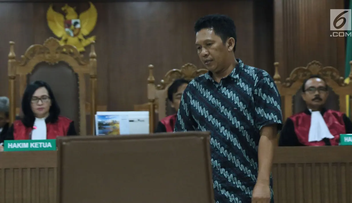 Ketua non aktif Kadin Barabai, Hulu Sungai Tengah, Fauzan Rifani saat menjalani sidang putusan di Pengadilan Tipikor, Jakarta, Senin (13/8). Fauzan Rifani dijatuhi hukuman 4 tahun 6 bulan penjara denda Rp 300 juta. (Liputan6.com/Helmi Fithriansyah)