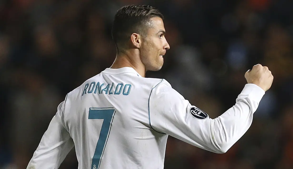 Pemain Real Madrid, Cristiano Ronaldo merayakan golnya ke gawang APOEL Nicosia pada laga Liga Champions grup H di GSP stadium, Nicosia, (21/11/2017). Madrid menang 6-0. (AP/Petros Karadjias)