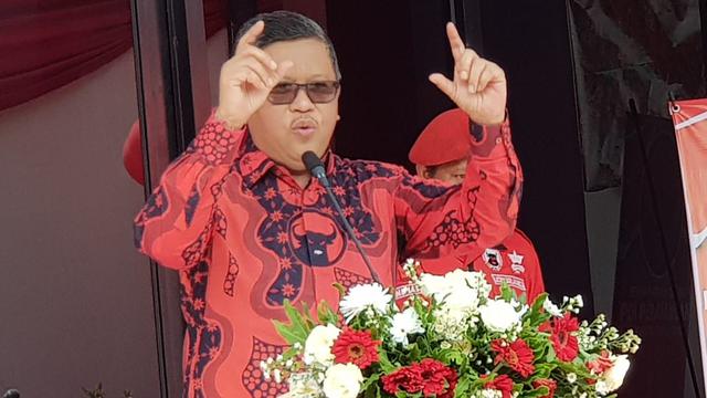 Sekjen PDIP, Hasto Kristiyanto dalam peresmian kantor DPC Purwakarta PDIP. (Merdeka.com/Muhammad Genantan Saputra)