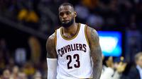 Pemain Cleveland Cavaliers, LeBron James tertunduk lesu usai timnya kalah di pertandingan ke enam final NBA di Quicken Loans Arena, (17/6/2015). Warriors menang 105-97 pada pertandingan ke enam final NBA. (Reuters/Bob Donnan)