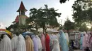 <p> Umat Muslim saat melakukan Sholat Idul Fitri di halaman Masjid Agung Ibnu Batutah pada kompleks peribadatan Puja mandala di kawasan Nusa Dua, Bali, Senin (2/5/20222). Perayaan Idulfitri 1443 H berjalan dengan khidmat dan menerapkan protokol kesehatan. (merdeka.com/Arie Basuki)</p>