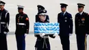 Pasukan PBB membawa kotak berisi jenazah yang diyakini sebagai tentara Amerika Serikat (AS) yang tewas selama Perang Korea pada tahun 1950-1953 di Pangkalan Udara Osan, Pyeongtaek, Korea Selatan, Jumat (27/7). (Kim Hong-Ji/Pool Photo via AP)