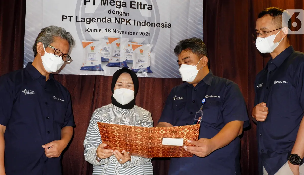 (ki-ka) Direktur PT Mega Eltra Indrajaya, Direktur PT Lagenda NPK Indonesia Fadilawaty, Direktur Utama PT Mega Eltra Hilman Taufik dan Direktur Dundi Insan berbincang usai penandatanganan kerja sama untuk menyediakan kebutuhan pupuk majemuk di Jakarta, Kamis (18/11/2021). (Liputan6.com/HO/Dayat)