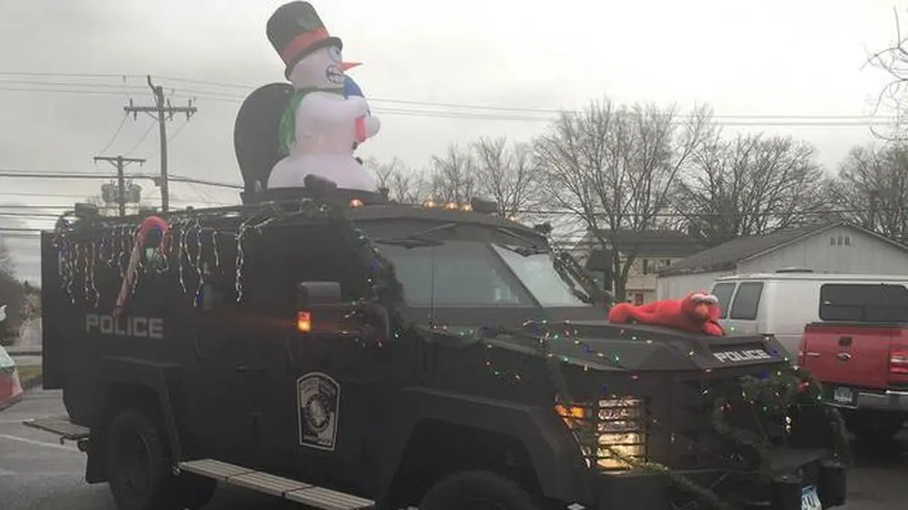 Polisi Kerahkan Kendaraan Lapis Baja Saat Membagikan Kado Natal