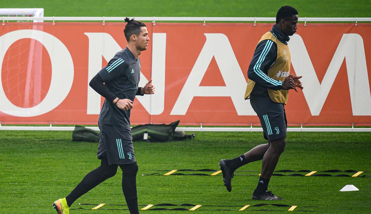 Pemain Juventus Christiano Ronaldo (kiri) berlatih bersama rekan setimnya di Turin, Italia, Selasa (25/2/2020). Juventus akan bertandang ke markas Lyon untuk pertandingan leg pertama babak 16 besar Liga Champions, Kamis (27/2/2020) dinihari WIB. (MARCO BERTORELLO/AFP)