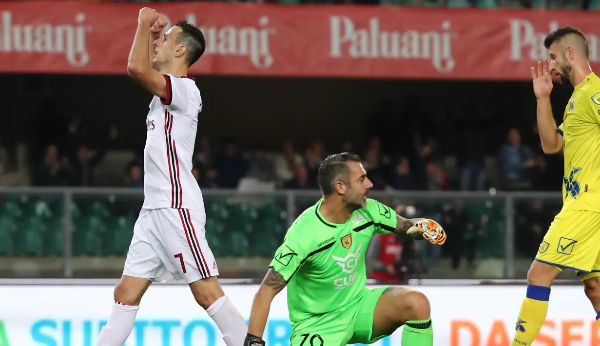 Pemain AC Milan, Nikola Kalinic (kiri) merayakan gol ke gawang ChievoVerona pada laga Serie A di Bentegodi stadium, Verona, (25/10/2017). AC Milan menang 4-1. (Filippo Venezia/ANSA via AP)