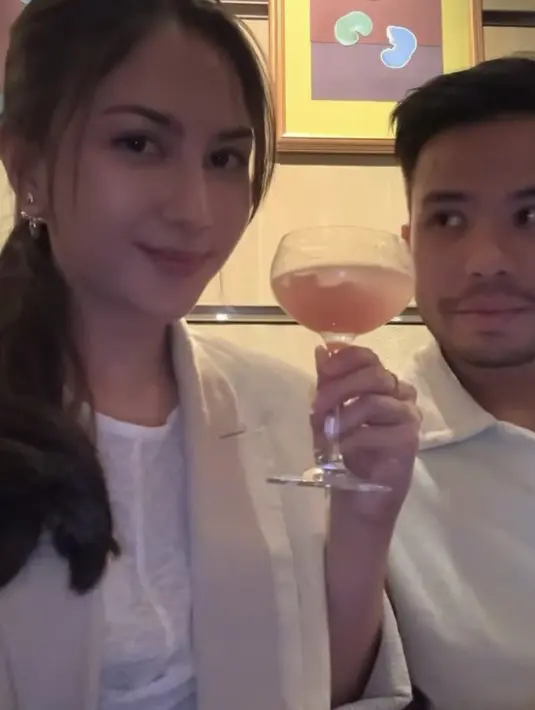 Dengan gaya rambut diikat ke belakang tanpa poni, Jessica tampil dengan riasan wajah yang flawless dan mengenakan aksesori antingnya. (@jscmila)