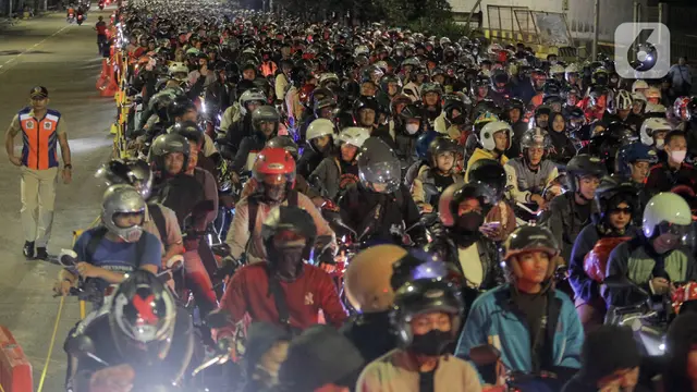 Pemudik Sepeda Motor Padati Pelabuhan Ciwandan
