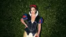 Demi Lovato hadir dengan karakter Putri Salju yang ikonik. Mengenakan atasan velvet navy dengan lengan balon dan rok kuningnya. Lengkap mengenakan bando merah. [@ddlovato]