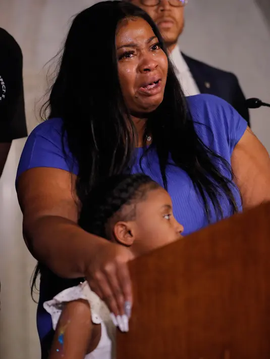 Roxie Washington, ibu dari anak perempuan George Floyd, Gianna Floyd, menghadiri konferensi pers di St. Paul, Minnesota, Selasa (2/6/2020). Dengan berlinang air mata, Roxie Washington berduka karena kehilangan Floyd dan sang anak yang sudah tidak memiliki ayah. (Stephen Maturen/Getty Images/AFP)