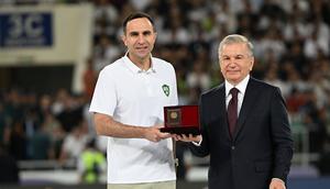 Asisten pelatih Timnas Uzbekistan, Timur Kapadze. (Bola.com/Dok.Instagram Timur Kapadze).