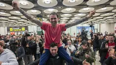 Warga Spanyol Santiago Sanchez Cogedor disambut oleh teman dan anggota keluarganya di bandara Barajas, pinggiran Madrid, Selasa (2/1/2024). Sanchez Cogedor, yang menghabiskan 15 bulan di penjara Iran setelah mengunjungi makam Mahsa Amini, kembali ke Madrid setelah dibebaskan. (AP Photo/Bernat Armangue)