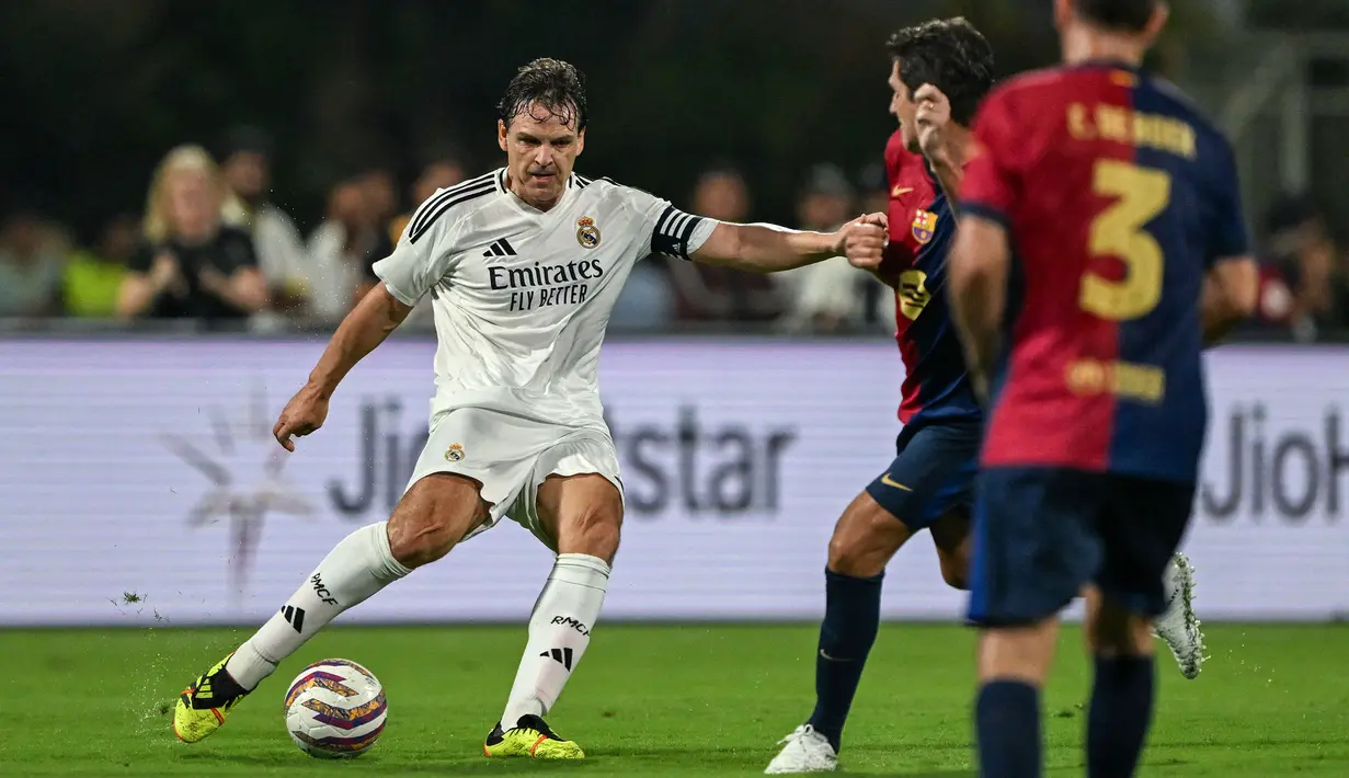 Legenda Real Madrid, Fernando Morientes dalam laga persahabatan melawan legenda Barcelona yang berlangsung di DY Patil Stadium, Navi Mumbai, India. (AFP/Punit Paranjpe)