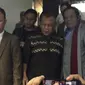 Tersangka kasus makar Eggi Sudjana saat keluar dari ruang penyidik Polda Metro Jaya. (Merdeka.com/
Muhammad Genantan Saputra)