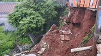 Tiga rumah di Perumahan Griya Merdeka Timur 1, Kelurahan Abadi Jaya, Kecamatan Sukmajaya, terkena longsor pasca hujan di Kota Depok. (Liputan6.com/Dicky Agung Prihanto)