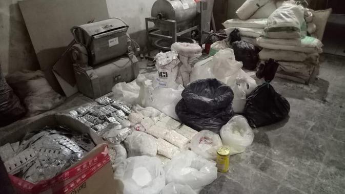 Deretan barang bukti yang telah diamankan petugas peredaran narkoba jenis PCC di Jawa Barat dan Jawa Tengah. (Foto: Merdeka)
